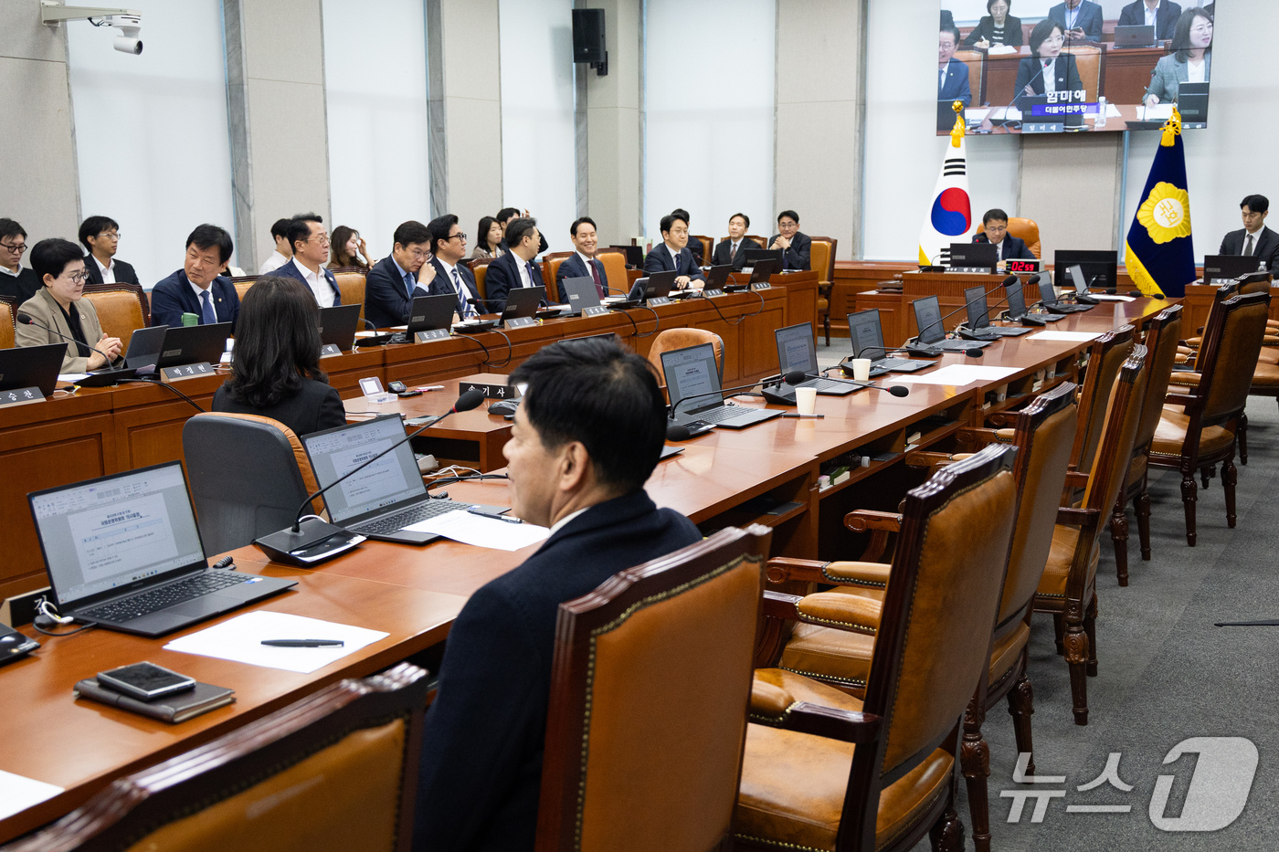 (서울=뉴스1) 유승관 기자 = 2일 서울 여의도 국회에서 열린 제439회 국회(정기회) 국회운영위원회 제2차 전체회의에서 국민의힘 의원들이 국회의원(김태규) 제명 촉구 결의안 처 …