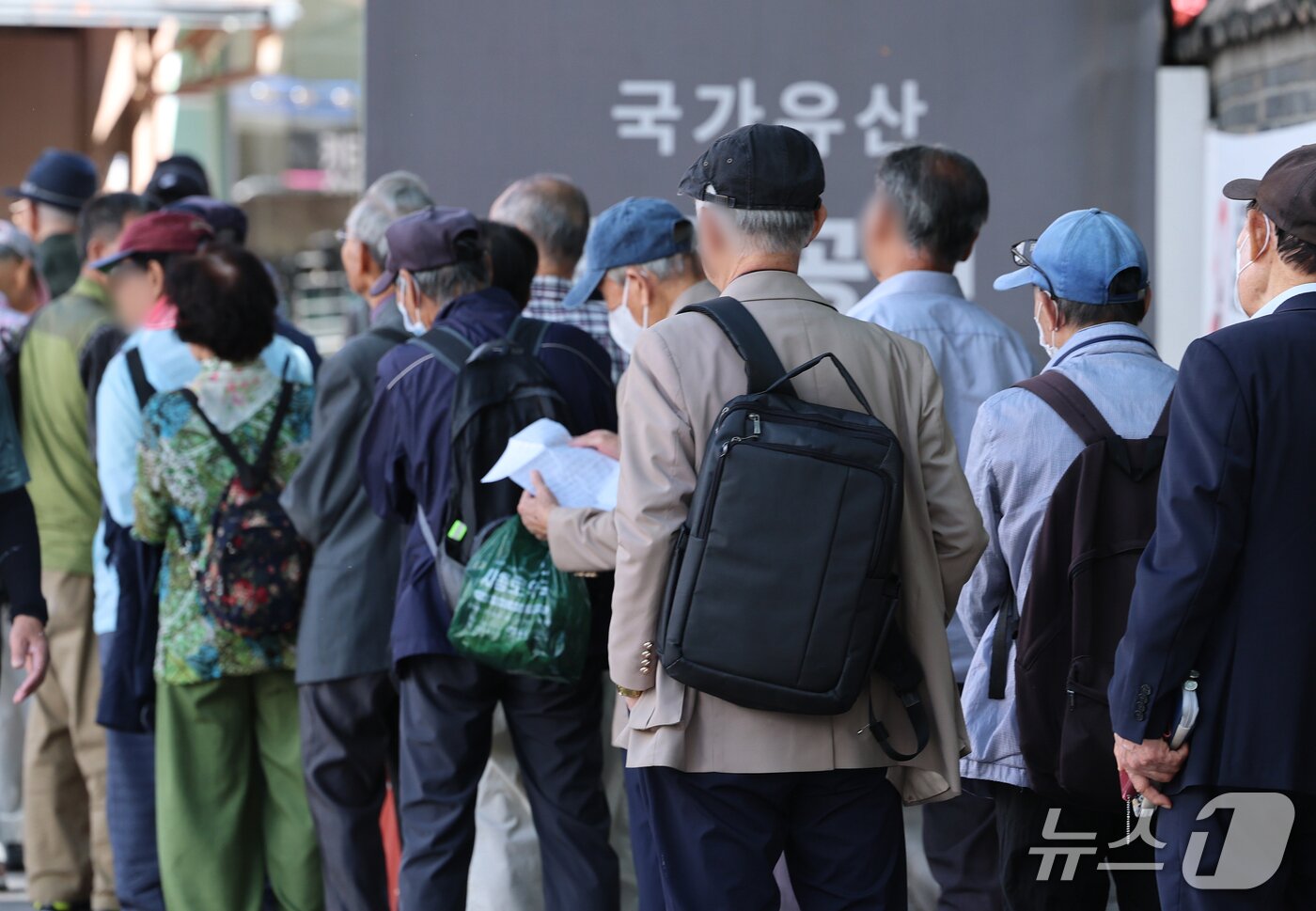 본문 이미지 - 노인의 날인 2일 서울 종로구 탑골공원에서 어르신들이 무료 급식을 받기 위해 길게 줄을 늘어서 있다. 2026.10.2 ⓒ 뉴스1 오대일 기자