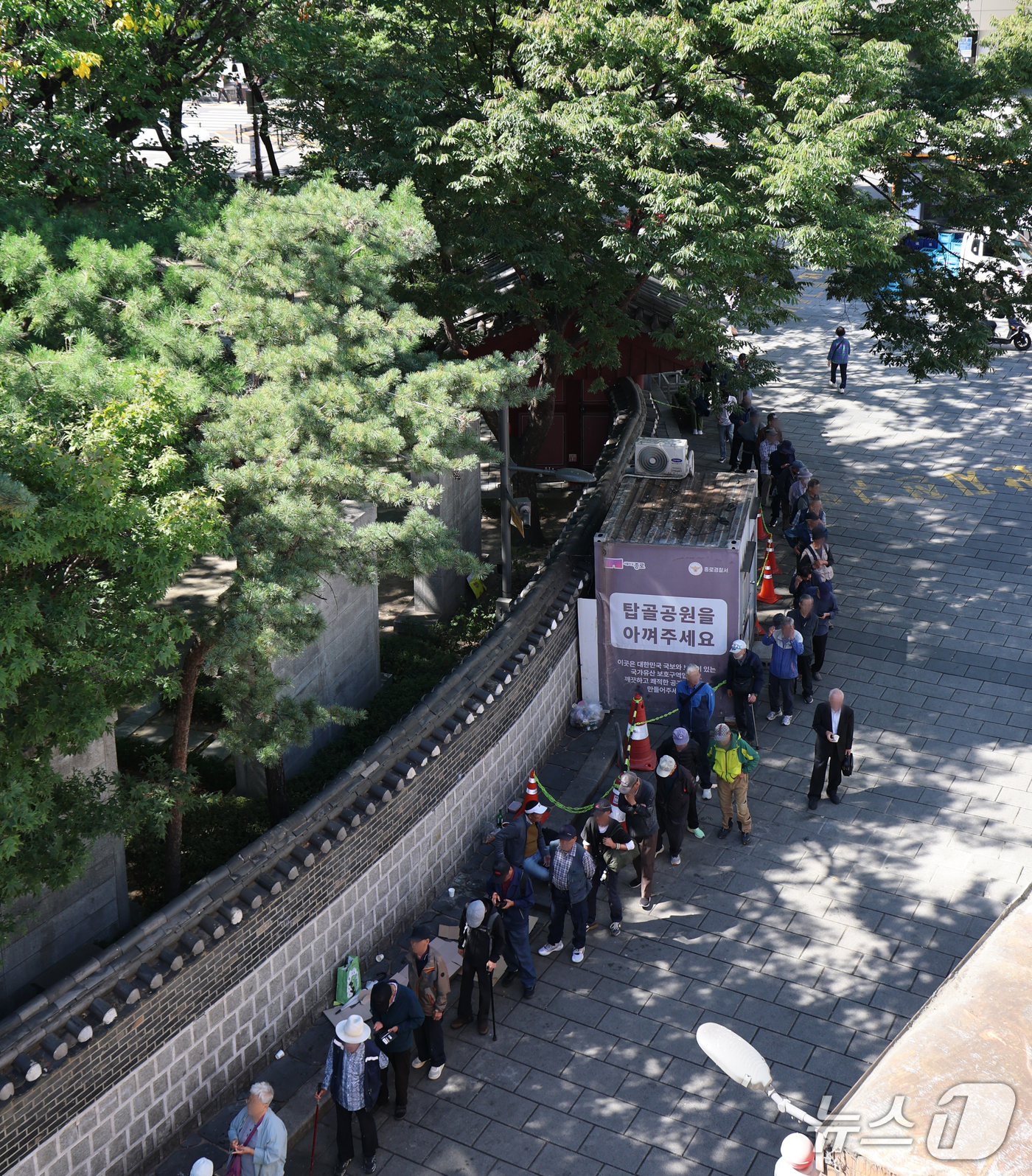 (서울=뉴스1) 오대일 기자 = 노인의 날인 2일 서울 종로구 탑골공원에서 어르신들이 무료 급식을 받기 위해 길게 줄을 늘어서 있다.  2026.10.2/뉴스1