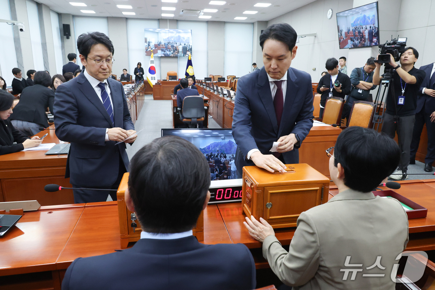 (서울=뉴스1) 신웅수 기자 = 천준호, 김한규 더불어민주당 의원이 2일 서울 여의도 국회에서 열린 국회운영위원회에서 김태규 국민의힘 의원 제명 촉구 결의안에 대해 투표하고 있다. …