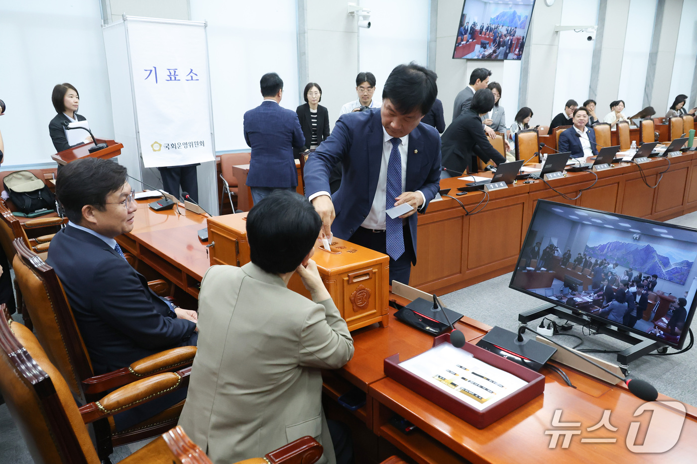 (서울=뉴스1) 신웅수 기자 = 박균택 더불어민주당 의원이 2일 서울 여의도 국회에서 열린 국회운영위원회에서 김태규 국민의힘 의원 제명 촉구 결의안에 대해 투표하고 있다. 2026 …