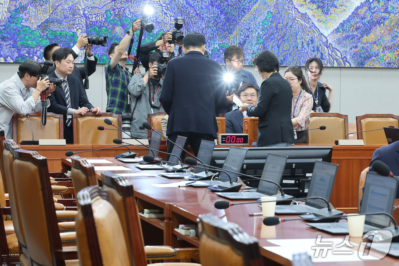 (서울=뉴스1) 신웅수 기자 = 국회운영위원회 위원들이 2일 서울 여의도 국회에서 열린 국회운영위원회에서 김태규 국민의힘 의원 제명 촉구 결의안에 대해 투표하고 있다. 2026.1 …