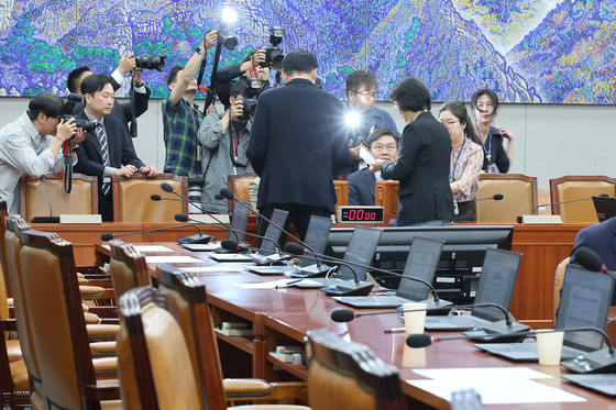 野 퇴장 속 진행되는 김태규 제명 결의안 투표