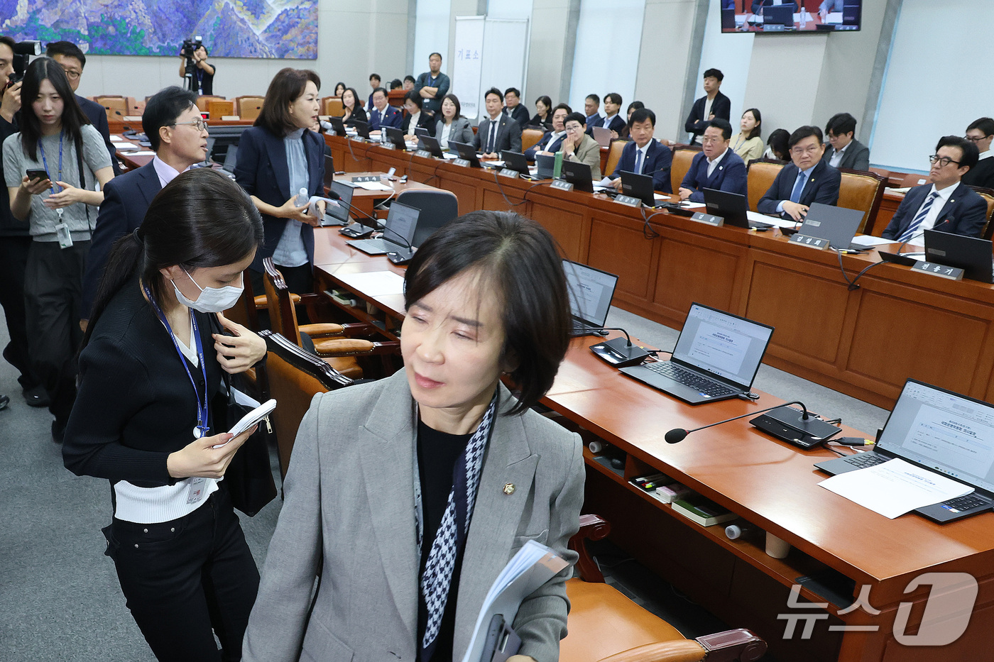 (서울=뉴스1) 신웅수 기자 = 국회운영위원회 소속 국민의힘 의원들이 2일 서울 여의도 국회에서 열린 국회운영위원회에서 김태규 국민의힘 의원 제명 촉구 결의안 투표에 반발하며 퇴장 …
