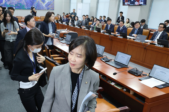 퇴장하는 국민의힘
