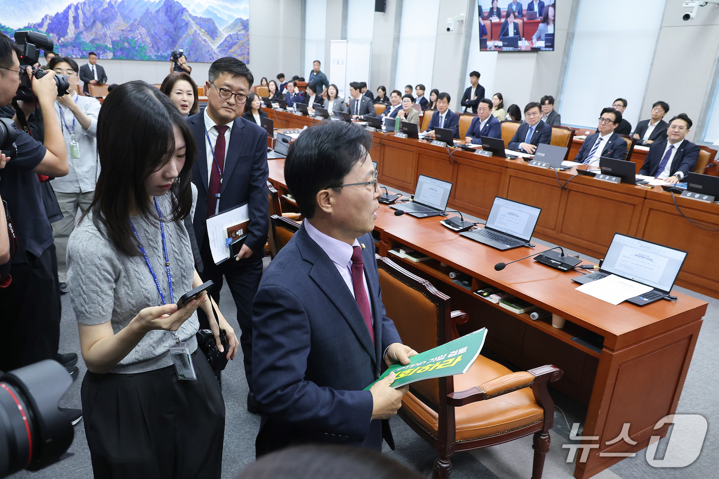 (서울=뉴스1) 신웅수 기자 = 국회운영위원회 소속 국민의힘 의원들이 2일 서울 여의도 국회에서 열린 국회운영위원회에서 김태규 국민의힘 의원 제명 촉구 결의안 투표에 반발하며 퇴장 …