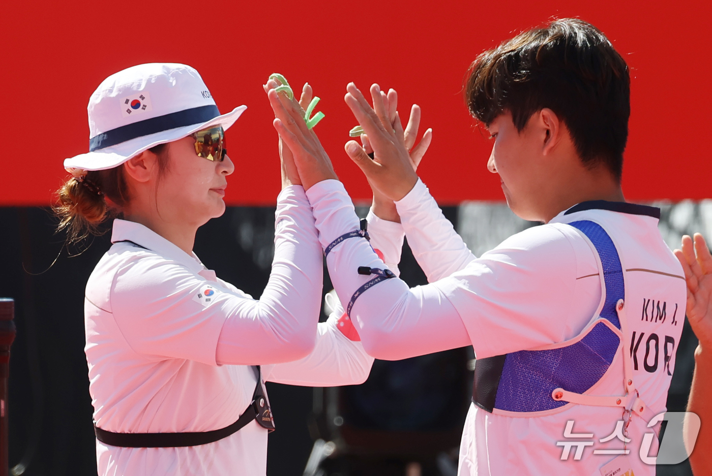 (오카자키=뉴스1) 김민지 기자 = 대한민국 강채영과 김제덕이 2일 일본 오카자키 중앙종합공원 다목적광장에서 열린 2026 아이치·나고야 아시안게임 양궁 리커브 혼성 단체전 동메달 …