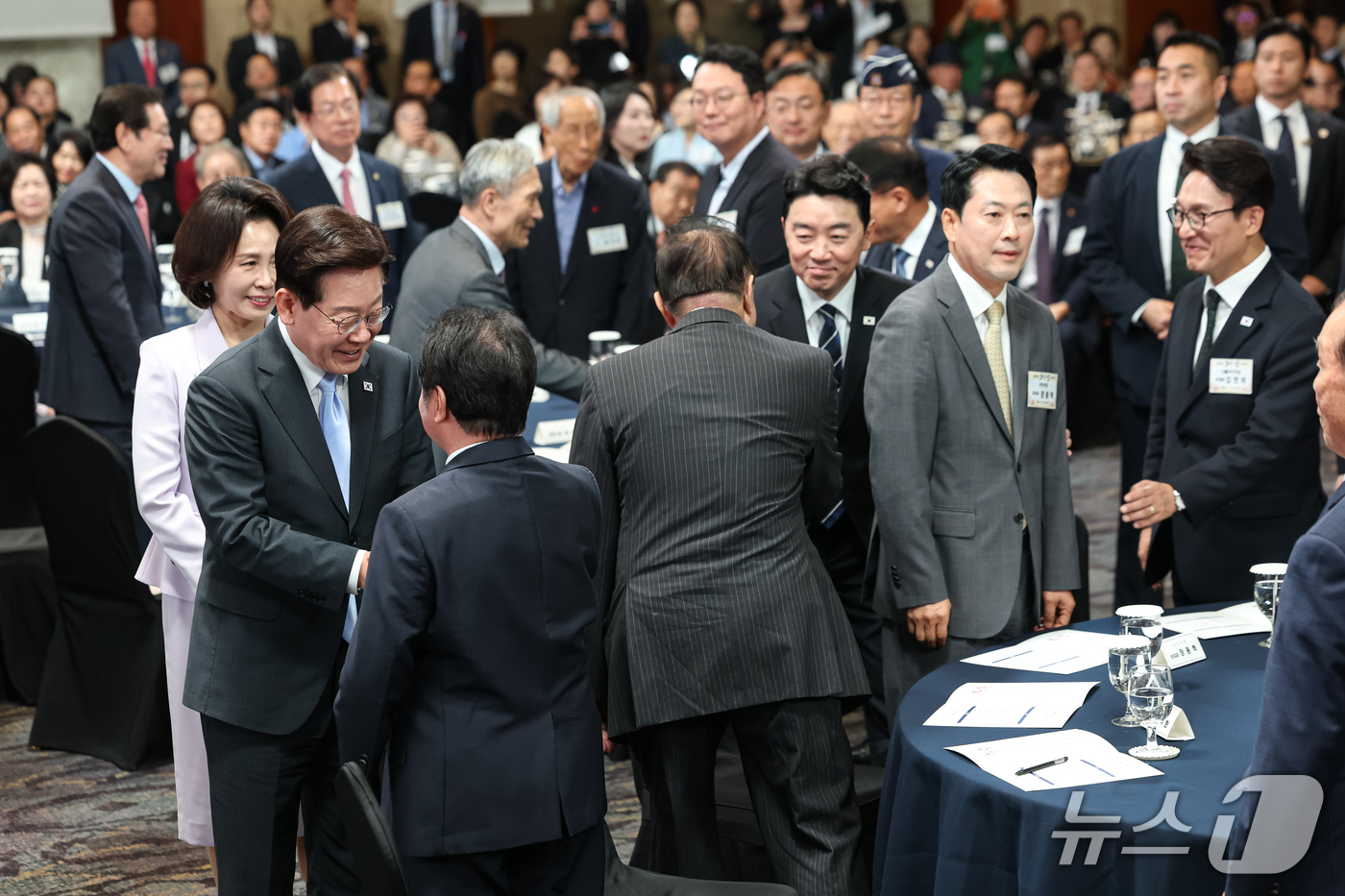 (서울=뉴스1) 이재명 기자 = 이재명 대통령이 2일 서울 한 호텔에서 열린 제30회 노인의 날 기념식에 입장하며 참석자들과 인사를 나누고 있다. (청와대통신사진기자단) 2026. …