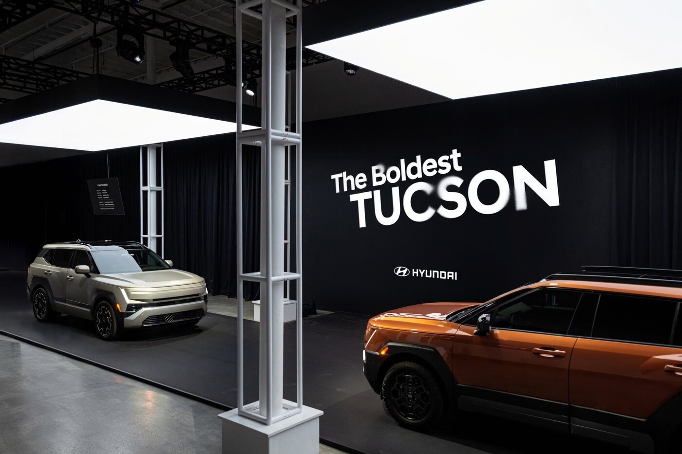 본문 이미지 -  미국 뉴욕에서 열린 '디 올 뉴 투싼(The all-new TUCSON) 월드 프리미어'에서 공개된 투싼. (현대차 제공)