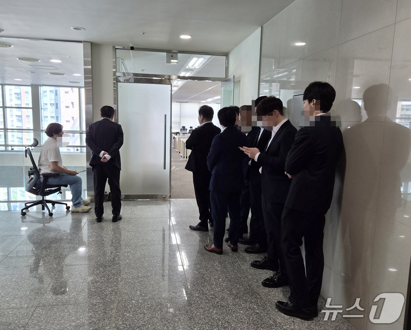 본문 이미지 - 2일 부산지방중수청 공식 출범 첫날, 직원들이 12층 입구에서 보안 시스템 접속을 위해 지문과 얼굴 정보를 새로 등록하고 있다. 2026.10.2뉴스1 ⓒ News1 임순택 기자