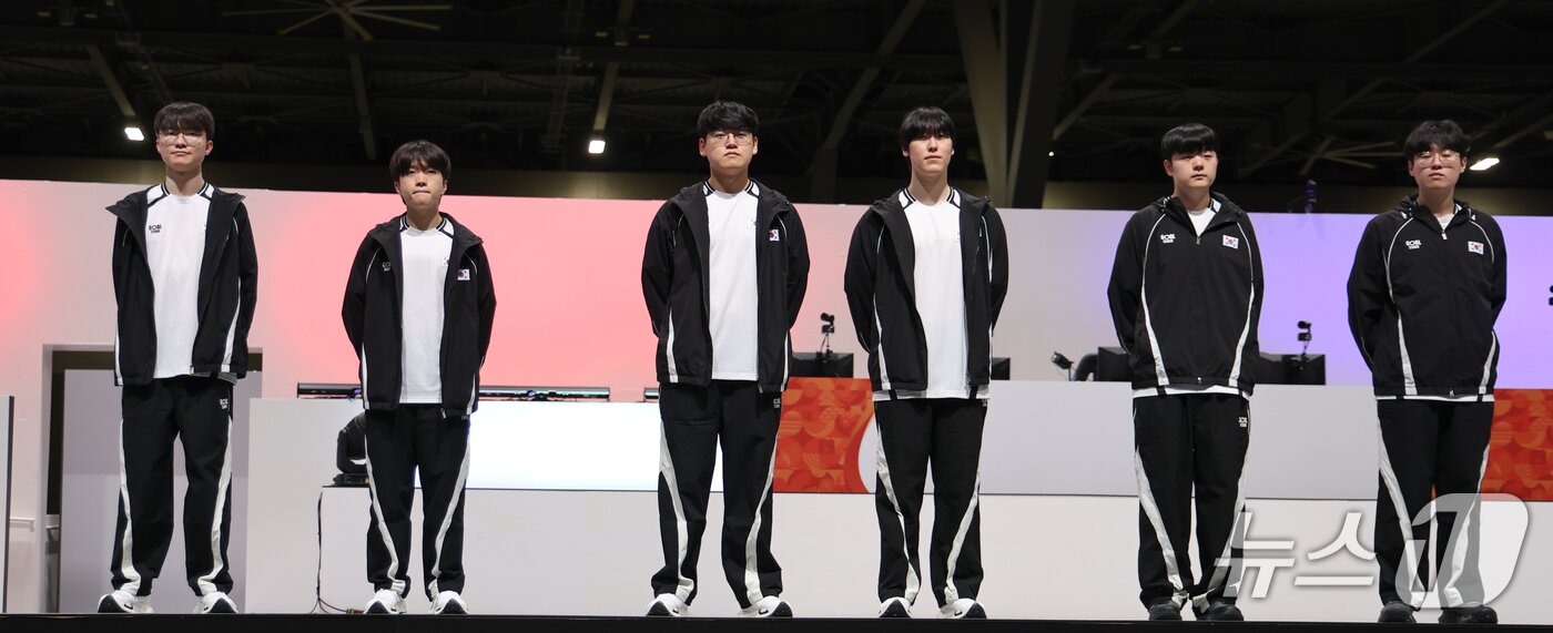본문 이미지 - 페이커 이상혁이 이끄는 롤 국가대표팀이 2일 일본 아이치 스카이 엑스포에서 열린 2026 아이치·나고야 아시안게임 e스포츠 리그 오브 레전드(LoL) 결승전에서 인사를 하고 있다. 2026.10.2 ⓒ 뉴스1 안은나 기자
