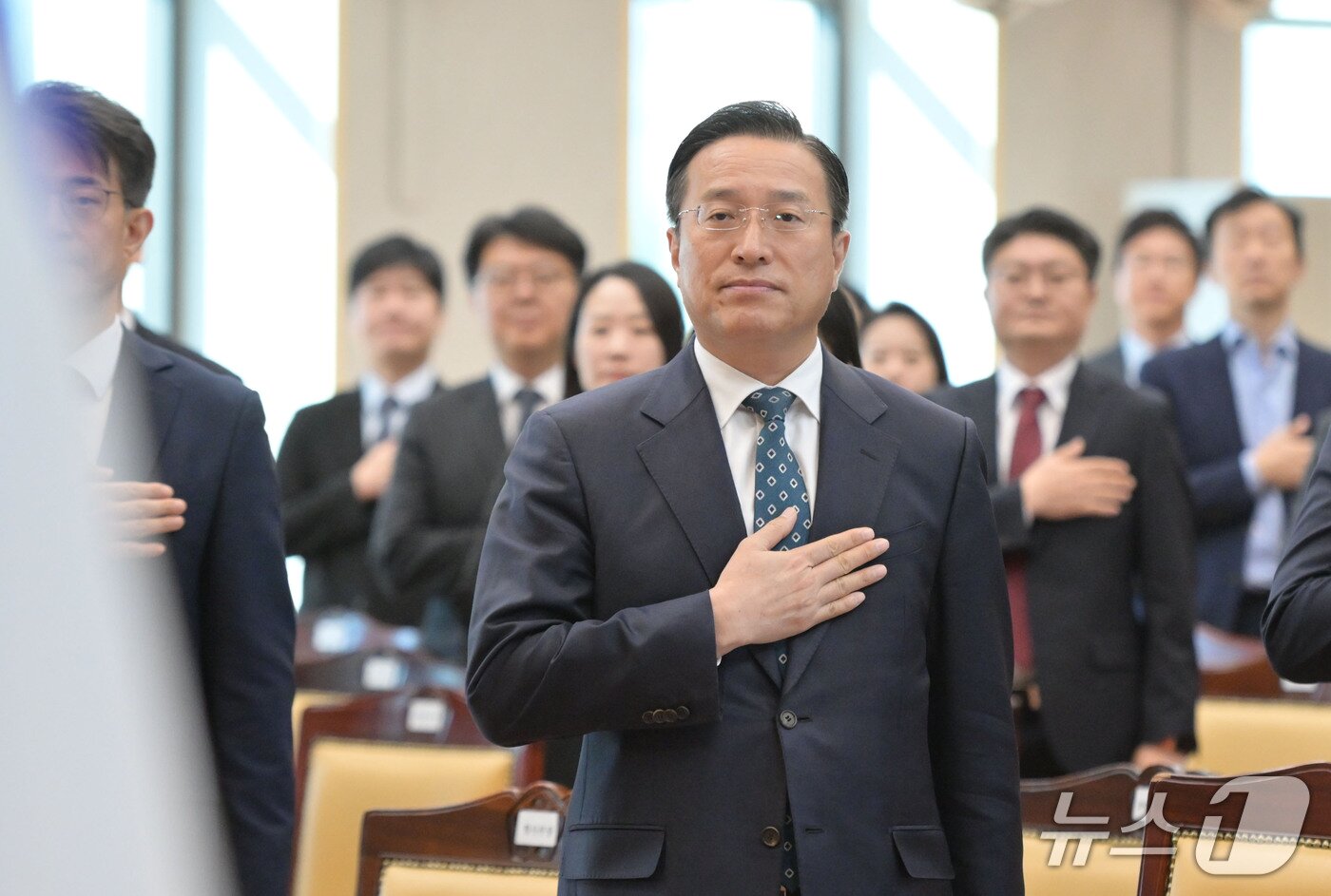 본문 이미지 - 2일 서울 서초구 공소청에서 열린 비공개 개청식에서 이정현 공소청장 대행 등 참석자들이 국민의례를 하고 있다. (공소청 제공. 재판매 및 DB 금지) 2026.10.2 ⓒ 뉴스1
