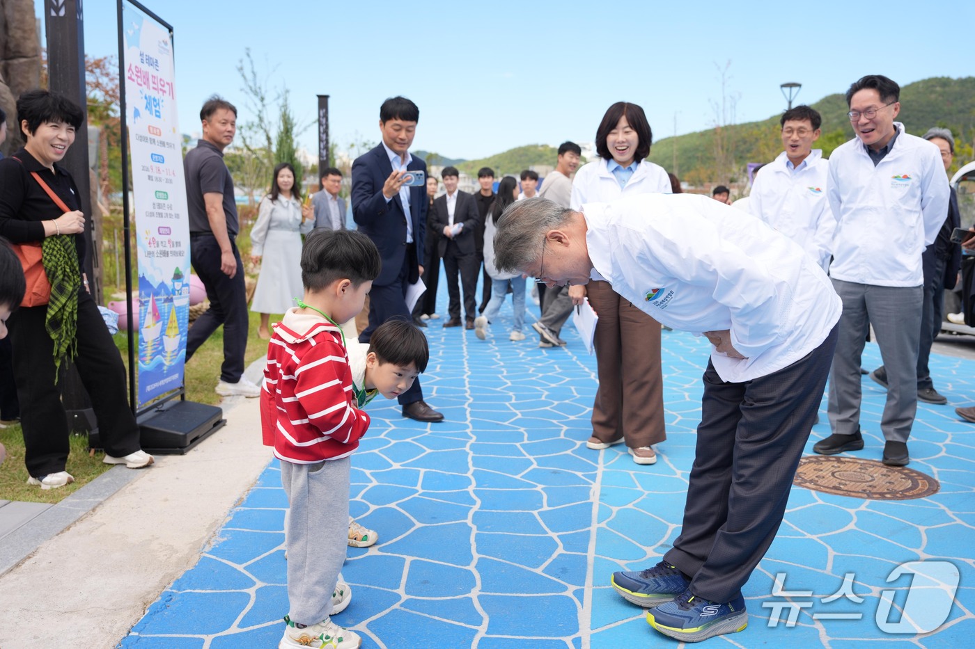 (전남광주=뉴스1) 전원 기자 = 민형배 전남광주통합특별시장이 2일 여수세계섬박람회 주행사장에서 열린 ‘2026여수세계섬박람회 중간점검’에서 전시관별 전시・체험 콘텐츠 및 관람객 …