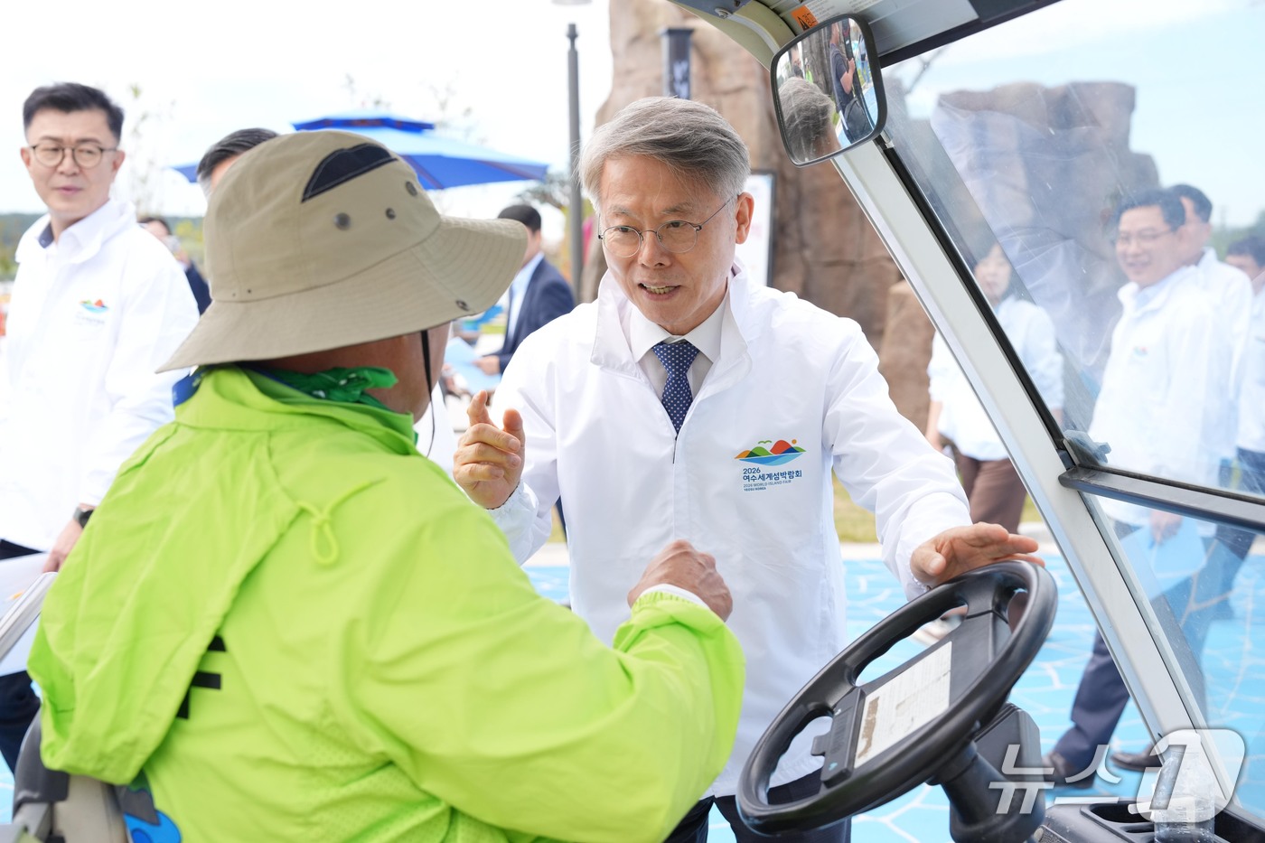 (전남광주=뉴스1) 전원 기자 = 민형배 전남광주통합특별시장이 2일 여수세계섬박람회 주행사장에서 열린 ‘2026여수세계섬박람회 중간점검’에서 전시관별 전시・체험 콘텐츠 및 관람객 …