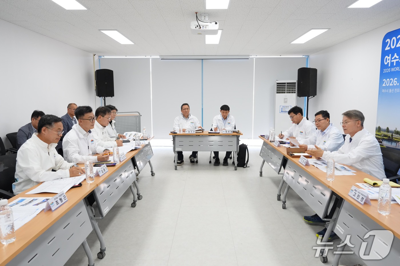 (전남광주=뉴스1) 전원 기자 = 민형배 전남광주통합특별시장이 2일 여수세계섬박람회 주행사장 운영본부 회의실에서 열린 ‘2026여수세계섬박람회 중간점검’에서 관람객 유치확대 방안 …