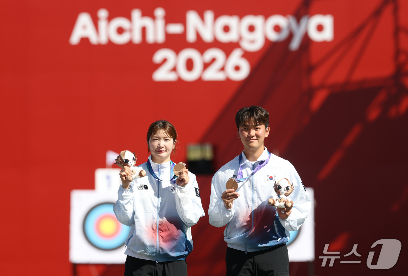 (오카자키=뉴스1) 김민지 기자 = 대한민국 강채영과 김제덕이 2일 일본 오카자키 중앙종합공원 다목적광장에서 열린 2026 아이치·나고야 아시안게임 양궁 리커브 혼성 단체전 결승 …