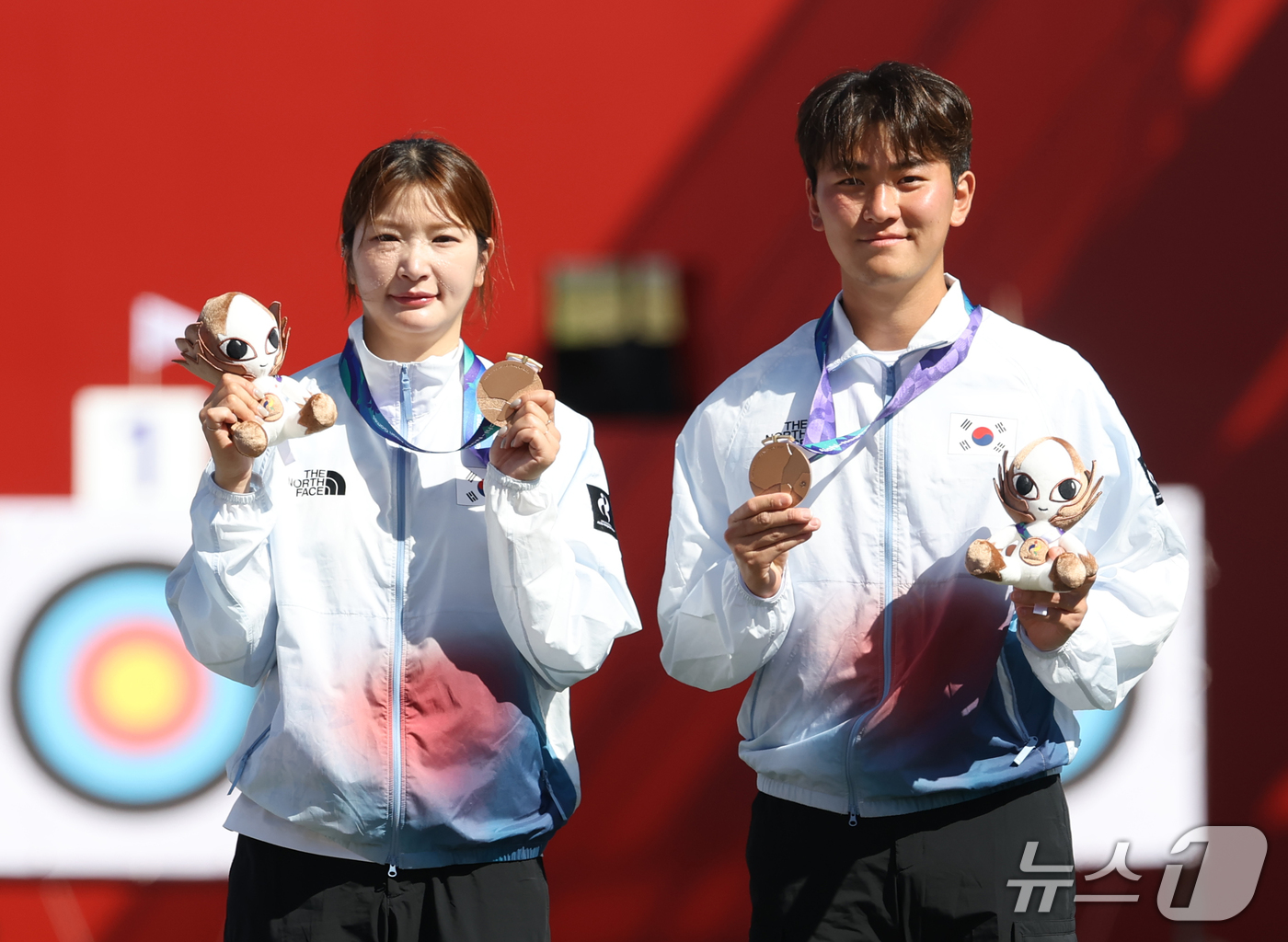 (오카자키=뉴스1) 김민지 기자 = 대한민국 강채영과 김제덕이 2일 일본 오카자키 중앙종합공원 다목적광장에서 열린 2026 아이치·나고야 아시안게임 양궁 리커브 혼성 단체전 결승 …