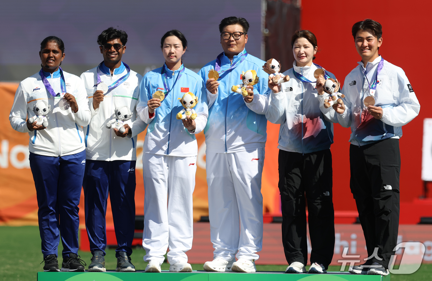 (오카자키=뉴스1) 김민지 기자 = 대한민국 강채영과 김제덕이 2일 일본 오카자키 중앙종합공원 다목적광장에서 열린 2026 아이치·나고야 아시안게임 양궁 리커브 혼성 단체전 결승 …