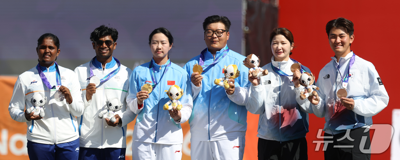 (오카자키=뉴스1) 김민지 기자 = 대한민국 강채영과 김제덕이 2일 일본 오카자키 중앙종합공원 다목적광장에서 열린 2026 아이치·나고야 아시안게임 양궁 리커브 혼성 단체전 결승 …