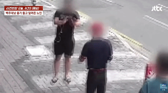"니는 모꼬 죽여주까? 행복한 사람 보면 분노 치밀어"…흉기 휘두른 노인[영상]