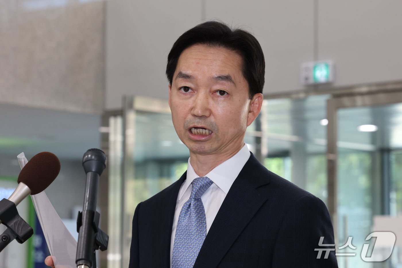 (서울=뉴스1) 이광호 기자 = 김지용 중대범죄수사청장 후보자가 중수청이 개청한 2일 오후 서울 종로구 창성동 정부서울청사 별관에서 입장 발표를 하고 있다.이날 이재명 대통령은 김 …