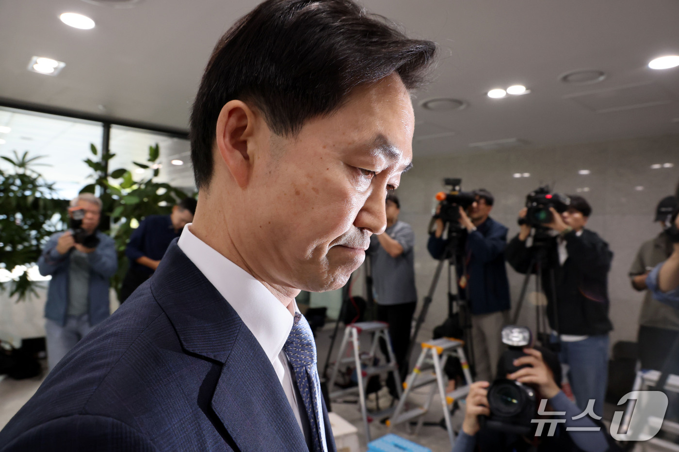 (서울=뉴스1) 이광호 기자 = 김지용 중대범죄수사청장 후보자가 중수청이 개청한 2일 오후 서울 종로구 창성동 정부서울청사 별관에서 입장 발표를마친뒤 인사청문준비단 사무실로 향하고 …