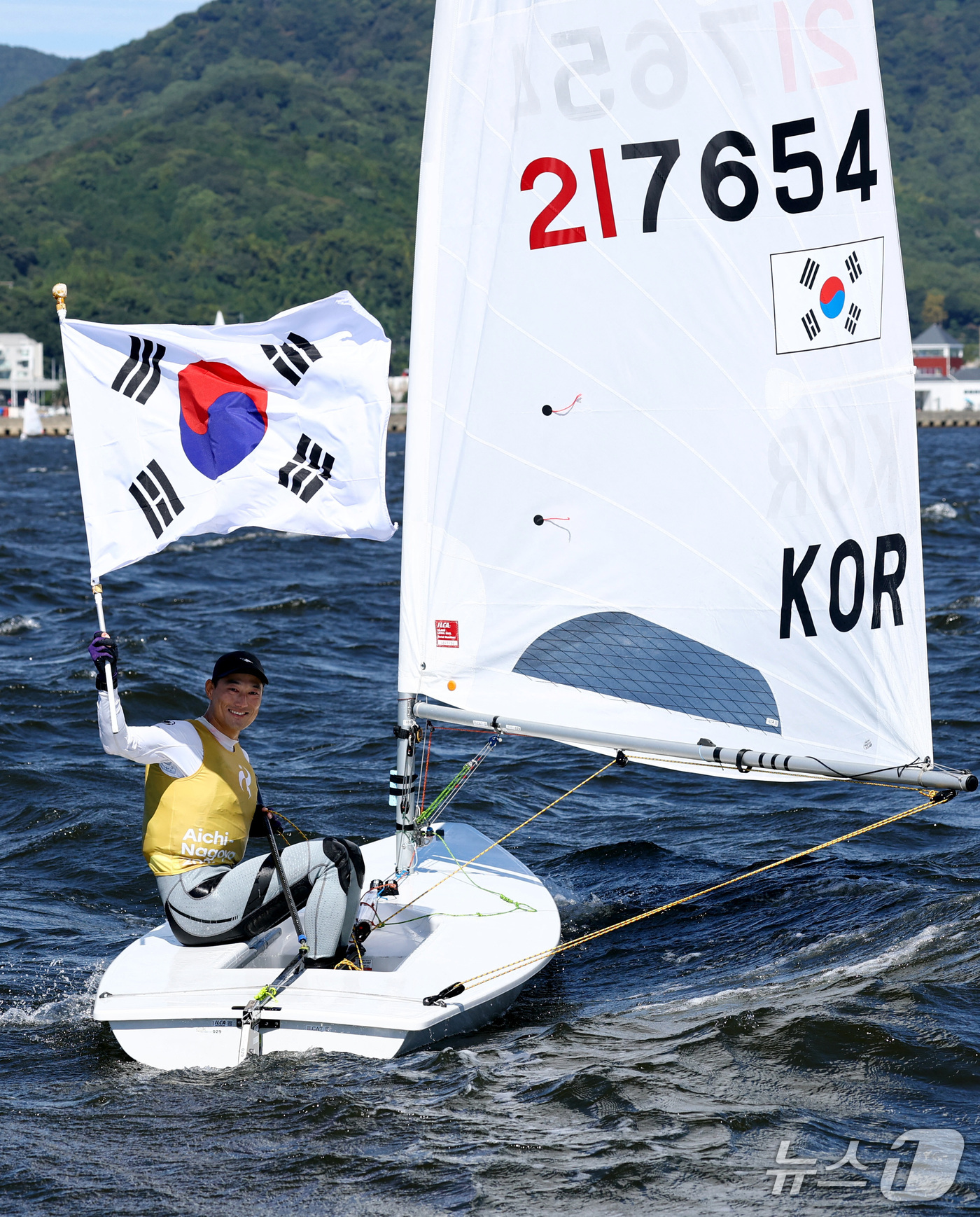 (로이터=뉴스1) 김성진 기자 = 한국 요트의 간판 하지민이 2일 일본 아이치현 가마고리 가이요 요트 항구에서 열린 2026 아이치·나고야 아시안게임 요트 남자 딩기 결승 레이스에 …