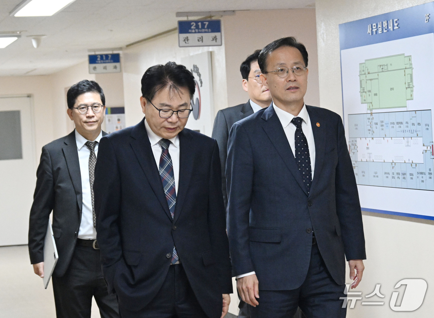 (서울=뉴스1) = 이형일 부총리 겸 재정경제부 장관이 2일 서울 종로구 정부서울청사에서 열린 연구기관장 간담회를 주재하기 위해 이동하고 있다. (재정경제부 제공. 재판매 및 DB …