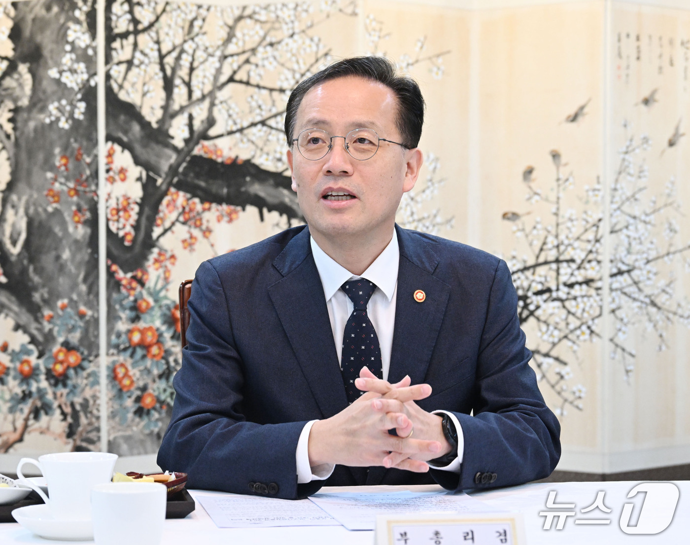 (서울=뉴스1) = 이형일 부총리 겸 재정경제부 장관이 2일 서울 종로구 정부서울청사에서 열린 연구기관장 간담회를 주재하고 있다. (재정경제부 제공. 재판매 및 DB 금지) 202 …
