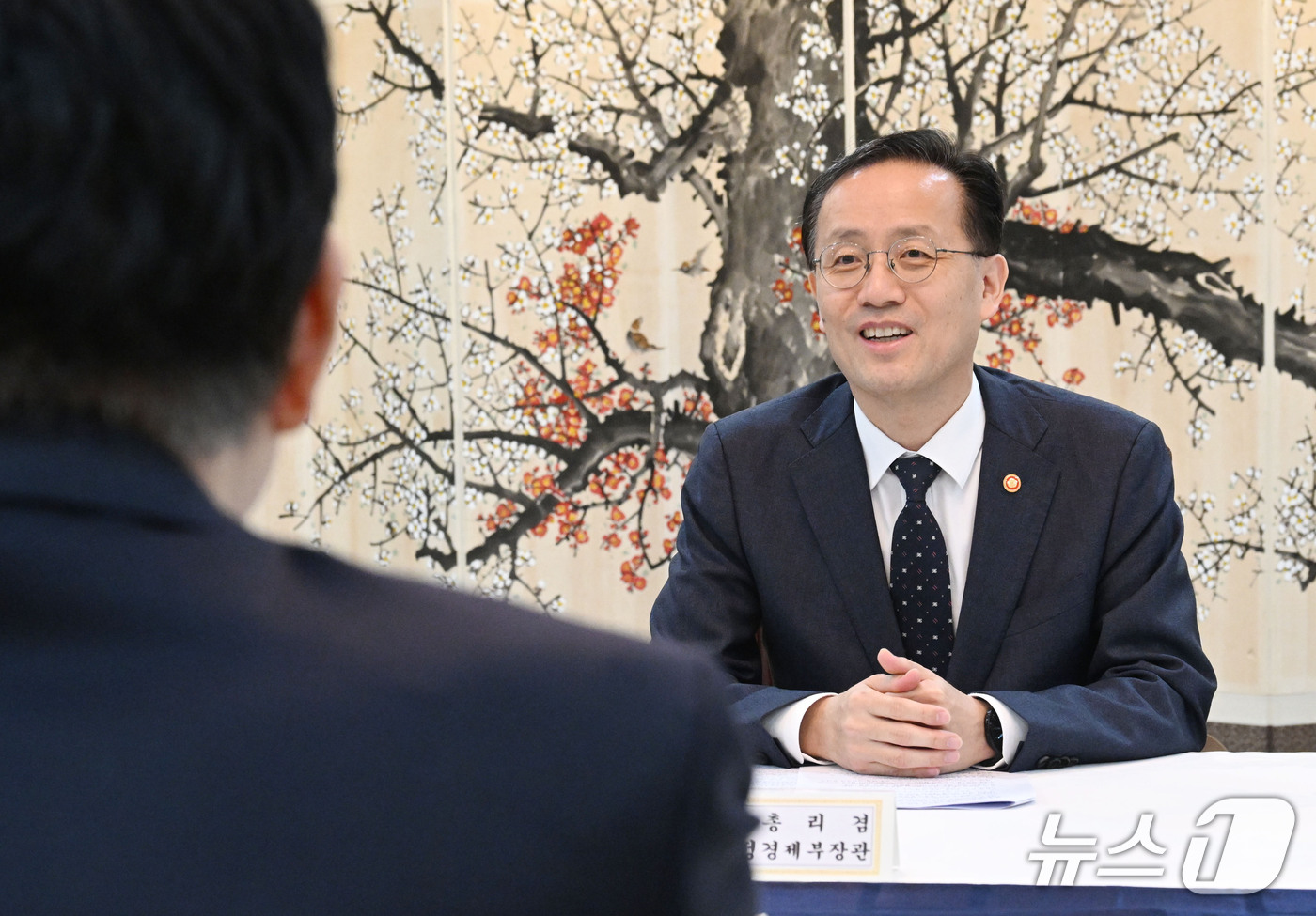 (서울=뉴스1) = 이형일 부총리 겸 재정경제부 장관이 2일 서울 종로구 정부서울청사에서 열린 연구기관장간담회를 주재하고 있다. (재정경제부 제공. 재판매 및 DB 금지) 2026 …