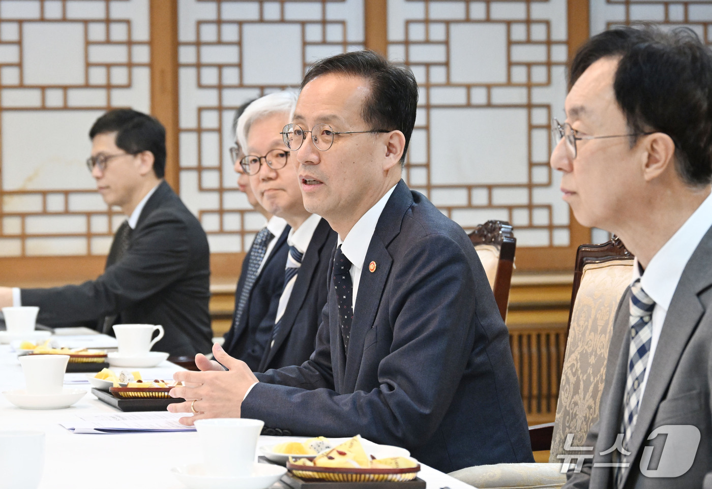 (서울=뉴스1) = 이형일 부총리 겸 재정경제부 장관이 2일 서울 종로구 정부서울청사에서 열린 연구기관장 간담회에서 모두발언을 하고 있다. (재정경제부 제공. 재판매 및 DB 금지 …