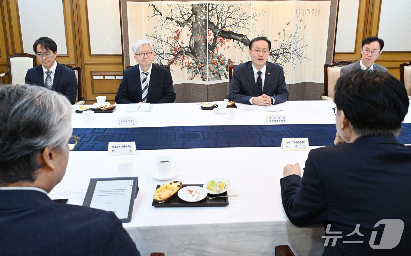 (서울=뉴스1) = 이형일 부총리 겸 재정경제부 장관이 2일 서울 종로구 정부서울청사에서 열린 연구기관장 간담회를 주재하고 있다. (재정경제부 제공. 재판매 및 DB 금지) 202 …