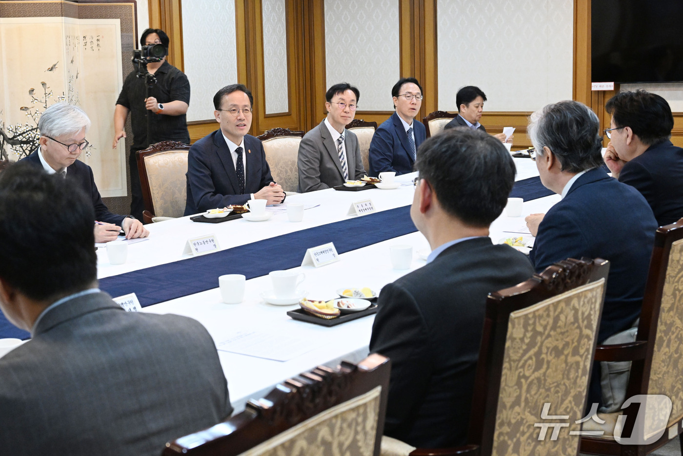 (서울=뉴스1) = 이형일 부총리 겸 재정경제부 장관이 2일 서울 종로구 정부서울청사에서 열린 연구기관장 간담회에서 모두발언을 하고 있다. (재정경제부 제공. 재판매 및 DB 금지 …