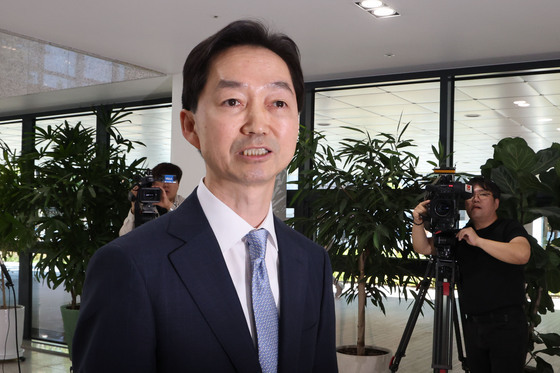 질문 답하는 김지용 후보자