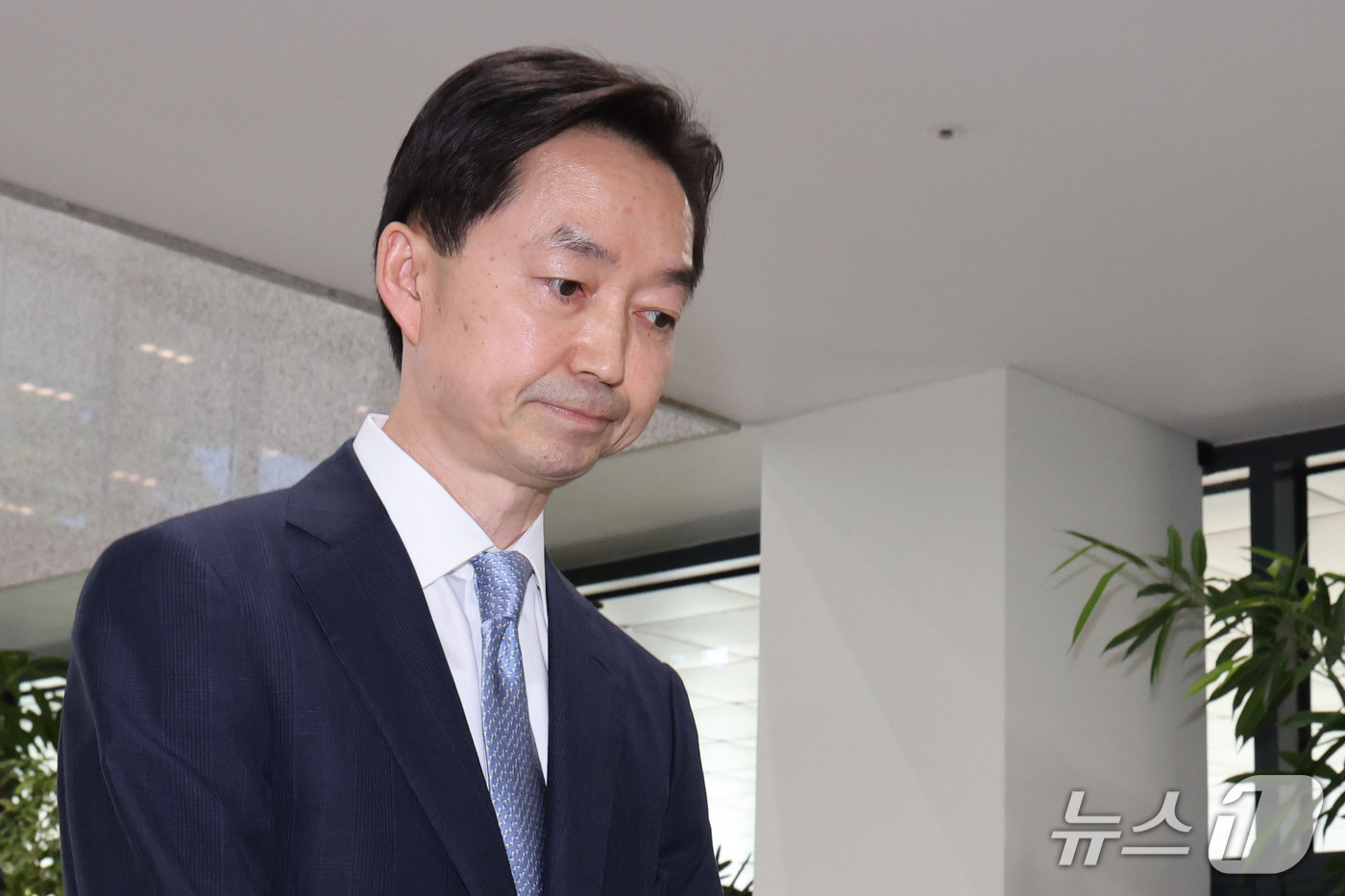 (서울=뉴스1) 이광호 기자 = 김지용 중대범죄수사청장 후보자가 중수청이 개청한 2일 오후 서울 종로구 창성동 정부서울청사 별관에서 입장 발표를 마친뒤 인사청문준비단 사무실로 향하 …