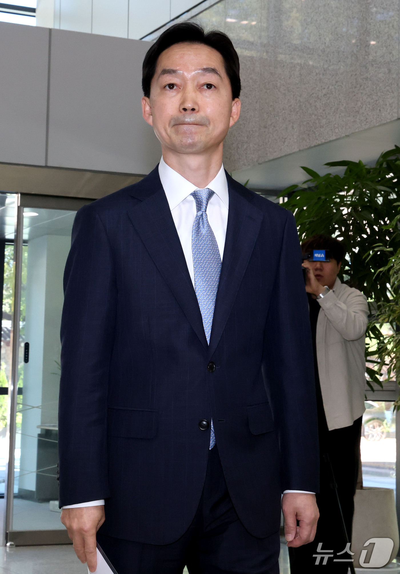 (서울=뉴스1) 이광호 기자 = 김지용 중대범죄수사청장 후보자가 중수청이 개청한 2일 오후 서울 종로구 창성동 정부서울청사 별관에서 입장 발표를 마친 뒤 인사청문준비단 사무실로 향 …