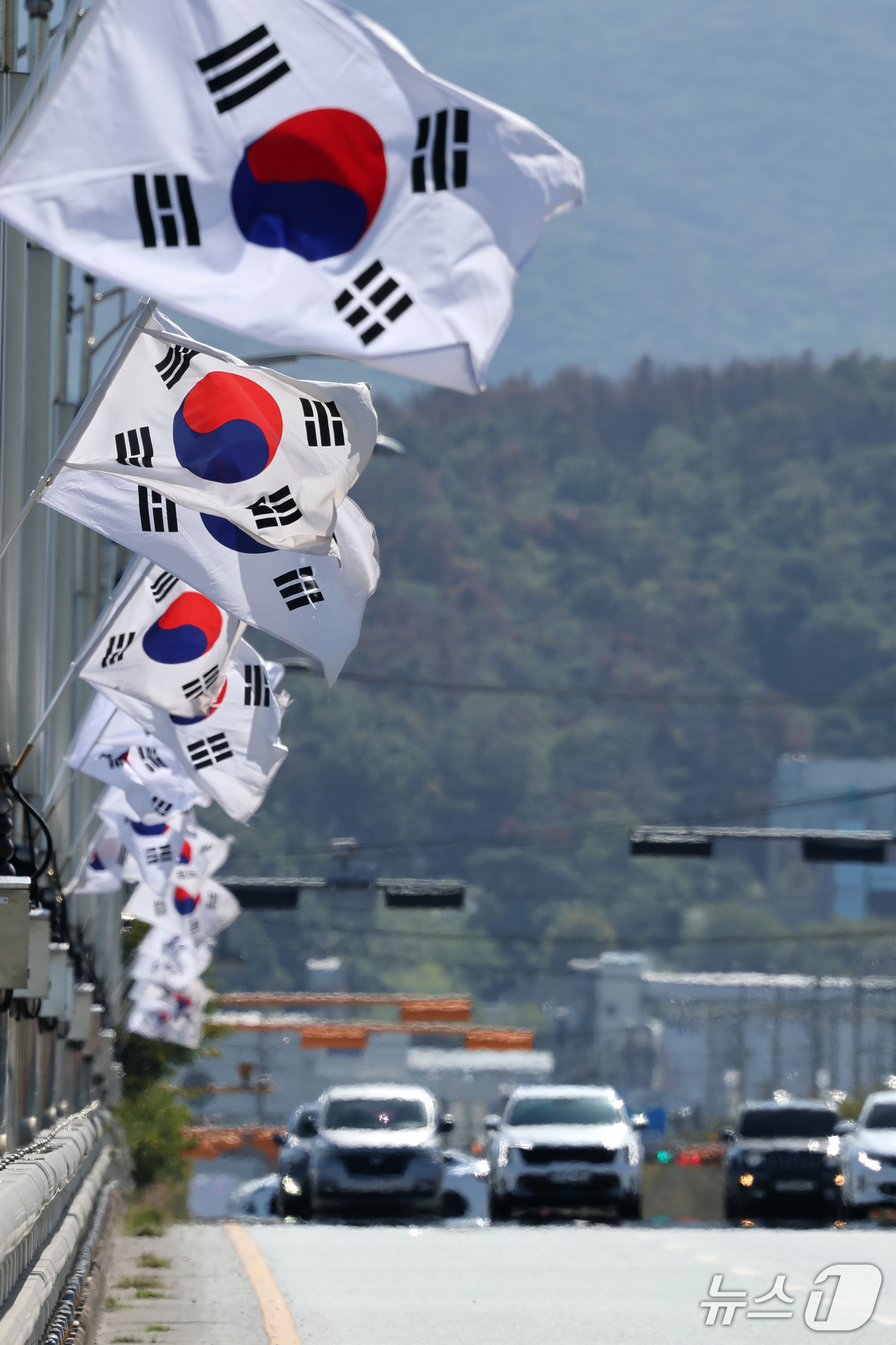 (포항=뉴스1) 최창호 기자 = 2일 경북 포항시가 국군의 날, 개천절, 한글날 등 국경일을 기념하기 위해 남구 연일대교 위에 게양해 놓은 태극기가 펄럭이고 있다. 2026.10. …