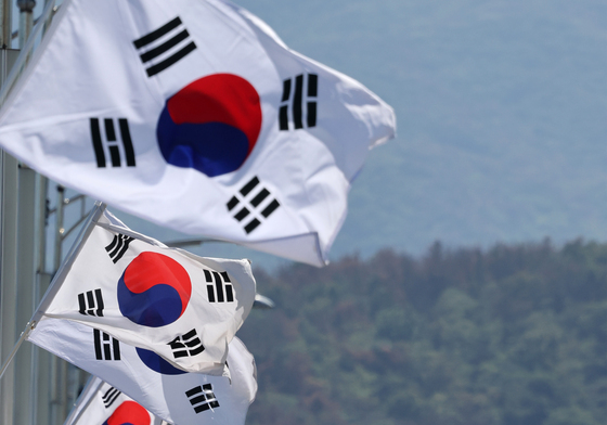 태극기 게양된 포항 연일대교