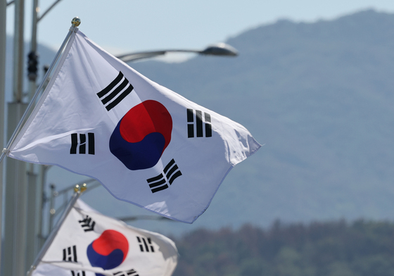 바람에 펄럭이는 태극기