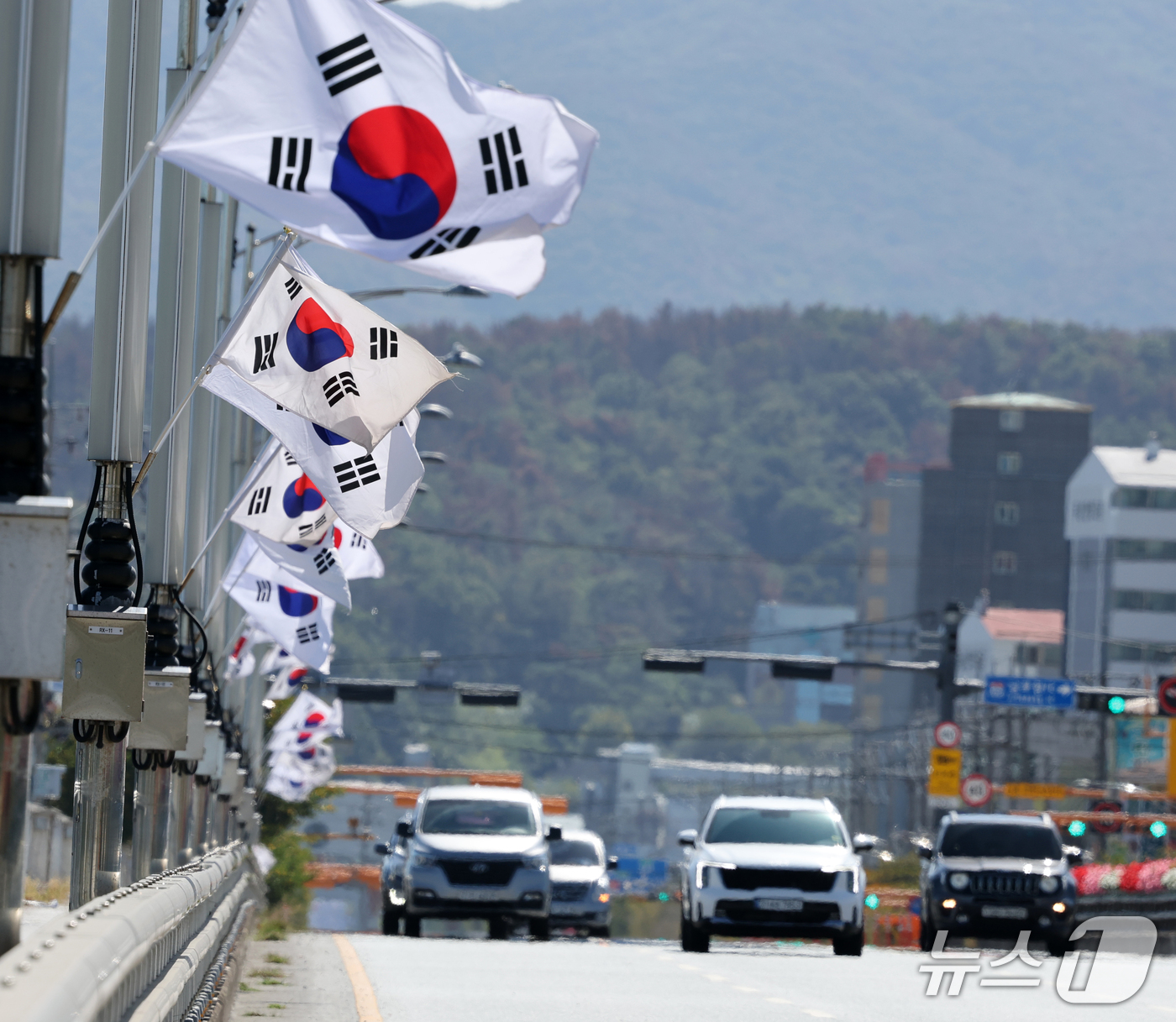 (포항=뉴스1) 최창호 기자 = 2일 경북 포항시가 국군의 날, 개천절, 한글날 등 국경일을 기념하기 위해 남구 연일대교 위에 게양해 놓은 태극기가 펄럭이고 있다. 2026.10. …