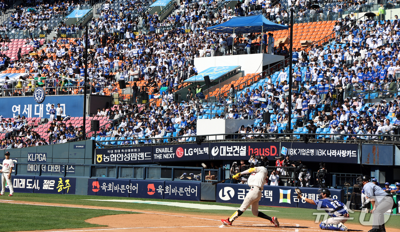(서울=뉴스1) 김명섭 기자 = 2일 서울 송파구 잠실야구장에서 열린 2026 정기 고려대학교·연세대학교 친선경기대회 야구경기에서 연세대 응원단이 열띤 응원을 벌이고 있다. 정기전 …