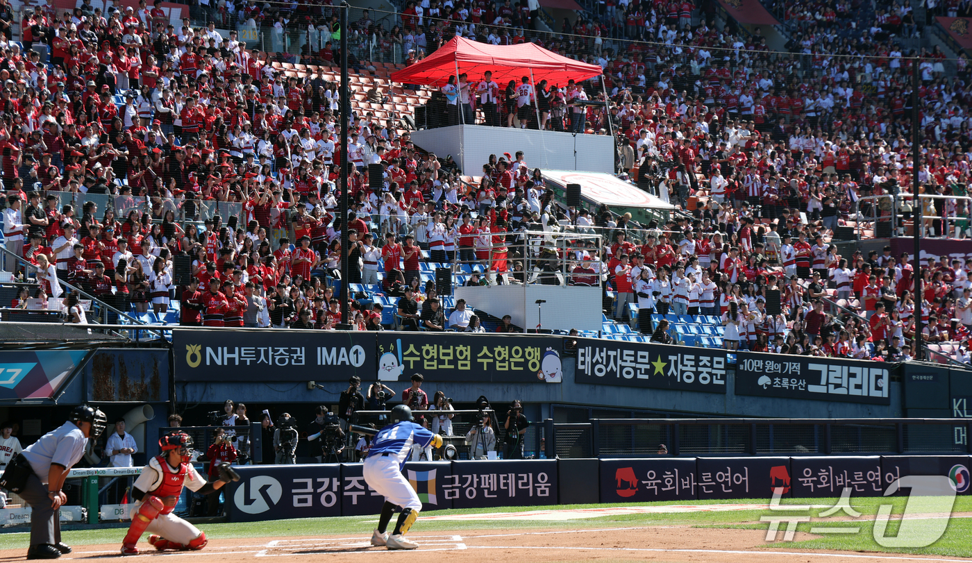 (서울=뉴스1) 김명섭 기자 = 2일 서울 송파구 잠실야구장에서 열린 2026 정기 고려대학교·연세대학교 친선경기대회 야구경기에서 고려대 응원단이 열띤 응원을 벌이고 있다. 정기전 …