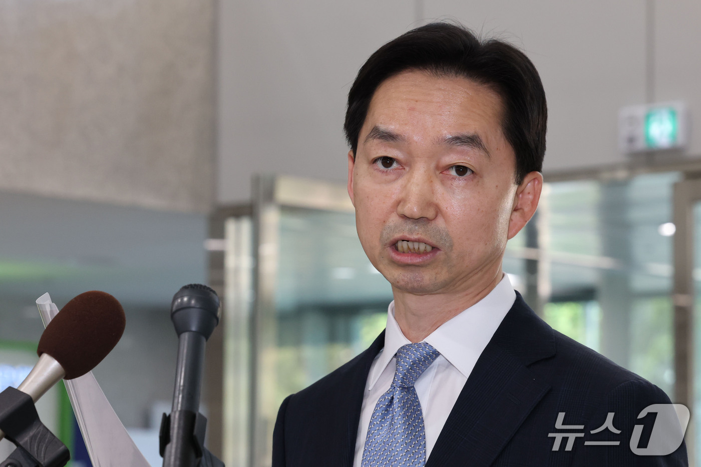 (서울=뉴스1) 이광호 기자 = 김지용 중대범죄수사청장 후보자가 중수청이 개청한 2일 오후 서울 종로구 창성동 정부서울청사 별관에서 입장 발표를 하고 있다. 2026.10.2/뉴스 …