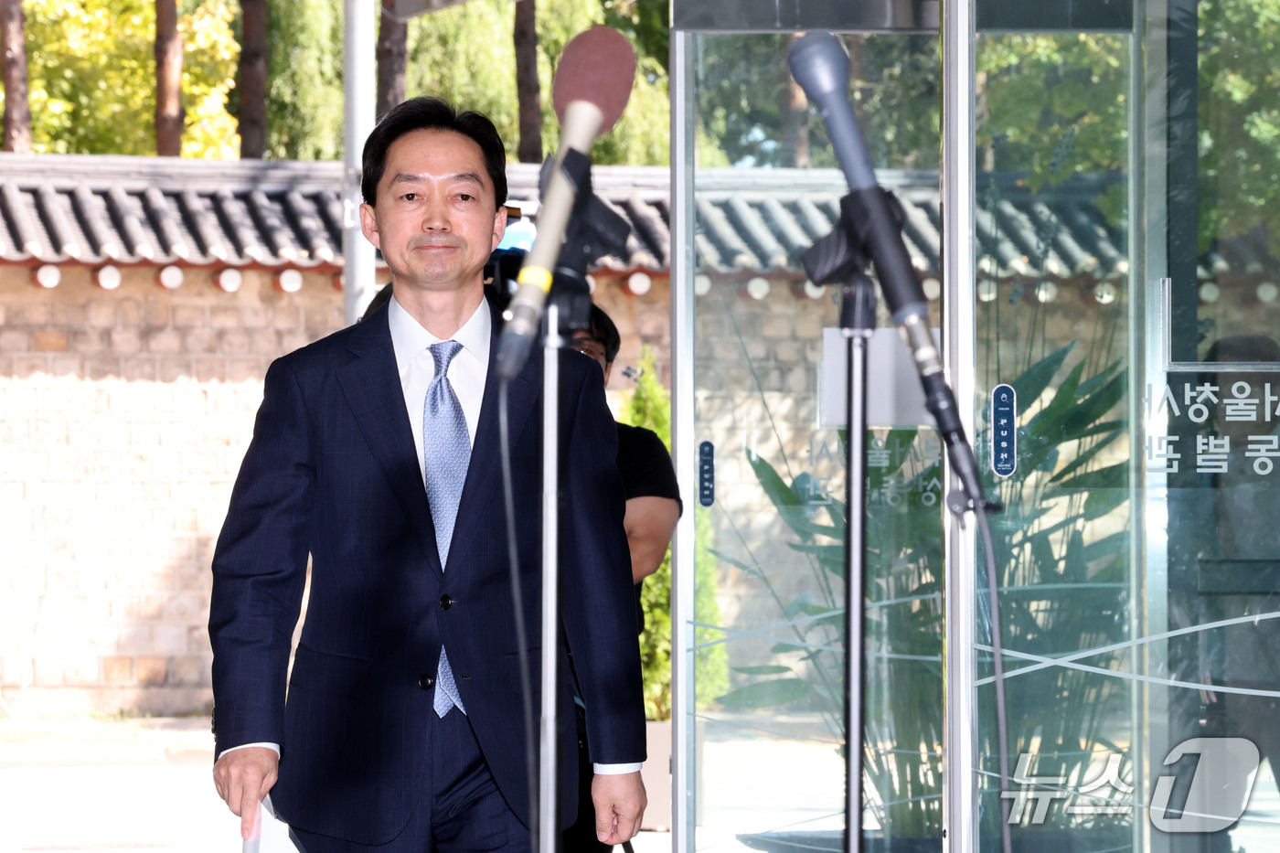 (서울=뉴스1) 이광호 기자 = 김지용 중대범죄수사청장 후보자가 중수청이 개청한 2일 오후 입장 발표를 하기 위해 서울 종로구 창성동 정부서울청사 별관으로 들어서고  있다. 202 …
