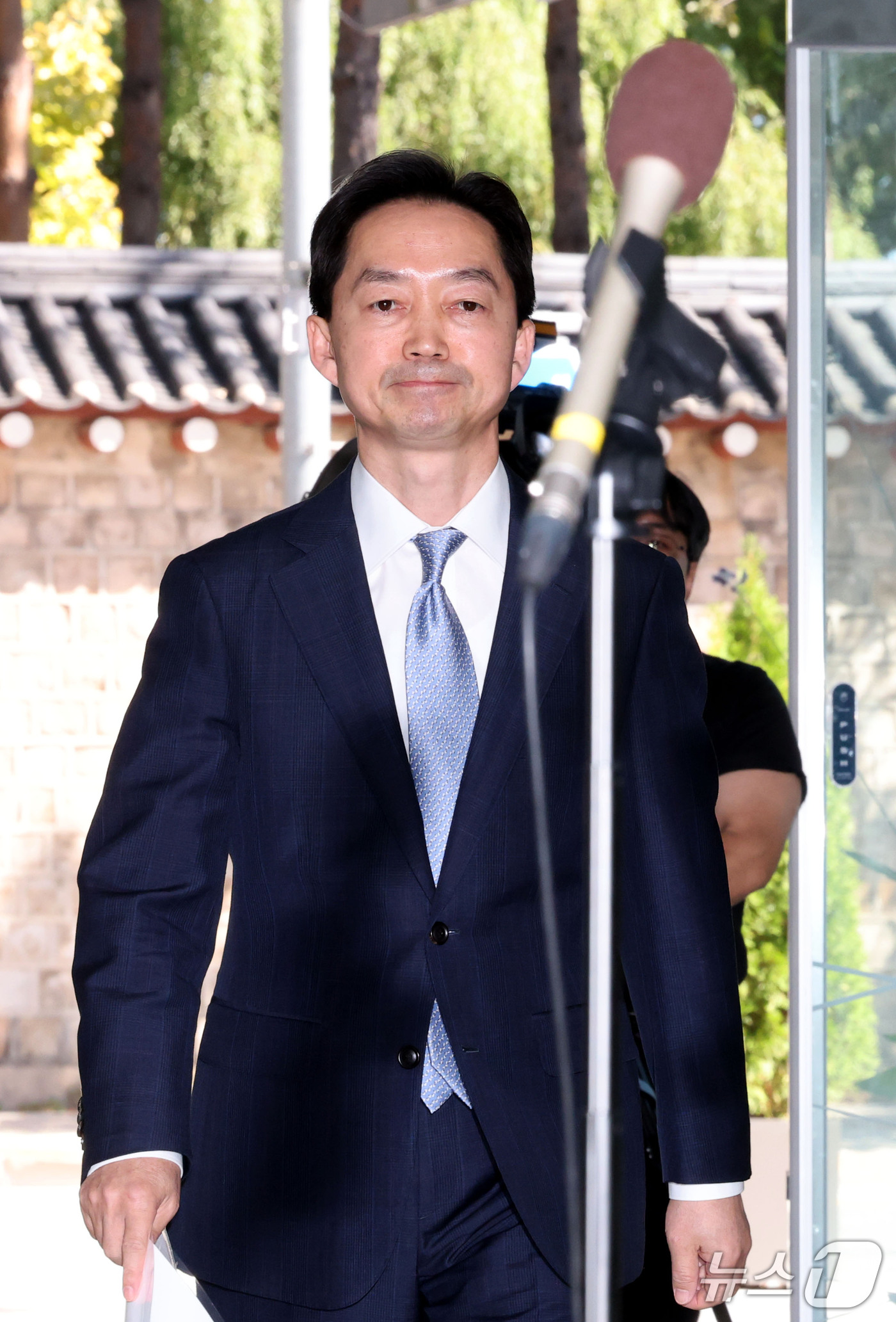 (서울=뉴스1) 이광호 기자 = 김지용 중대범죄수사청장 후보자가 중수청이 개청한 2일 오후 입장 발표를 하기 위해 서울 종로구 창성동 정부서울청사 별관으로 들어서고  있다. 202 …