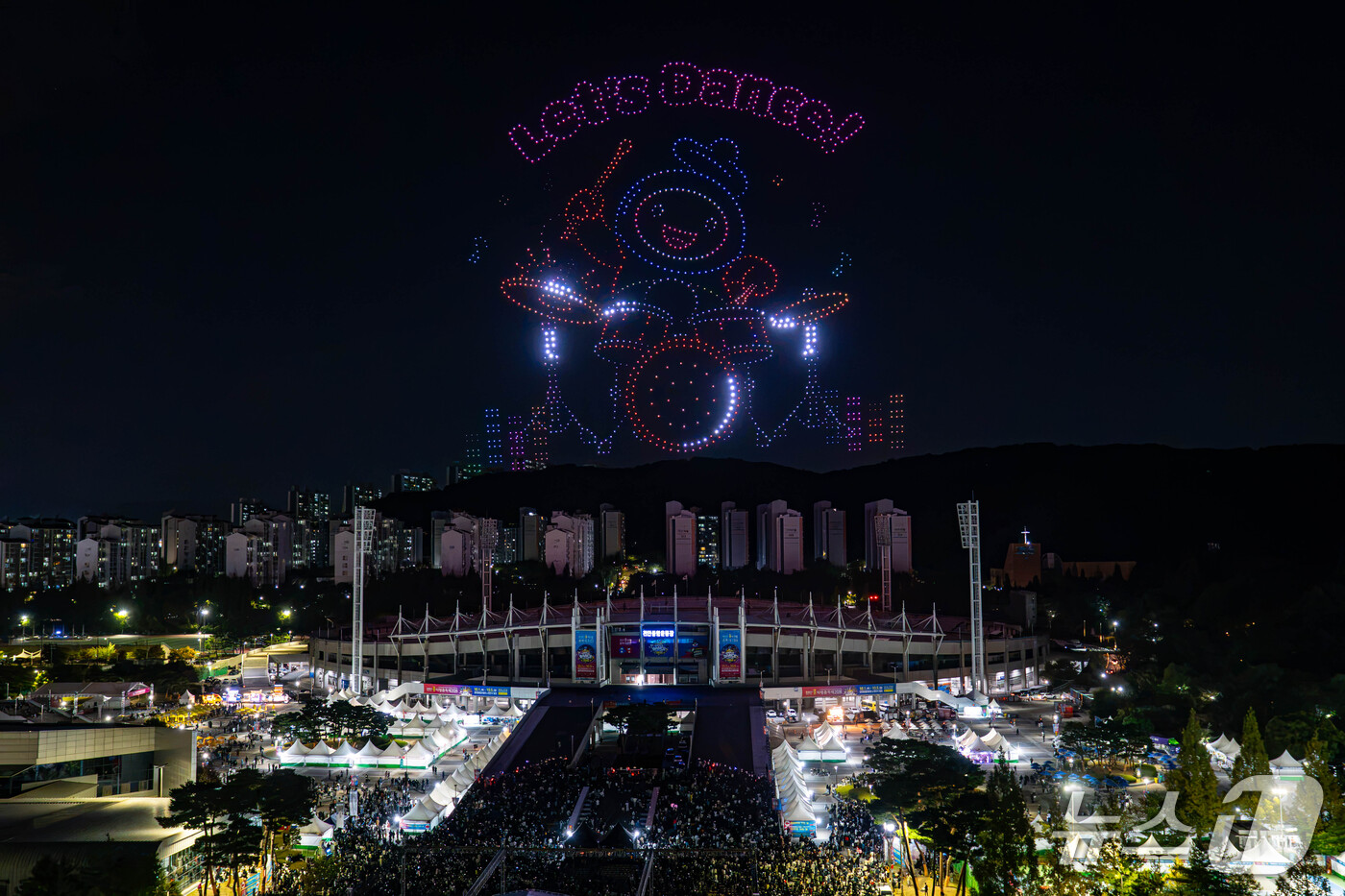(천안=뉴스1) 이시우 기자 = 지난 1일 천안종합운동장에서 개막한 '천안흥타령춤축제 2026'에서 1500여 대의 군집 드론이 밤하늘에 라이트쇼를 펼치고 있다. (천안시 제공. …