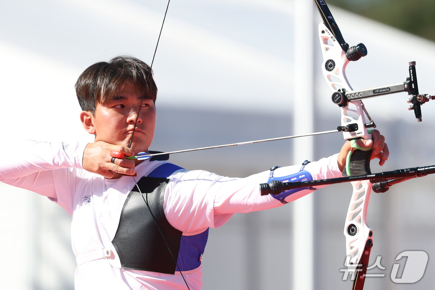 본문 이미지 - 대한민국 김제덕이 2일 일본 오카자키 중앙종합공원 다목적광장에서 열린 2026 아이치·나고야 아시안게임 양궁 리커브 남자 단체전 준결승 대한민국과 대만의 경기에서 활시위를 당기고 있다. 2026.10.2 ⓒ 뉴스1 김민지 기자