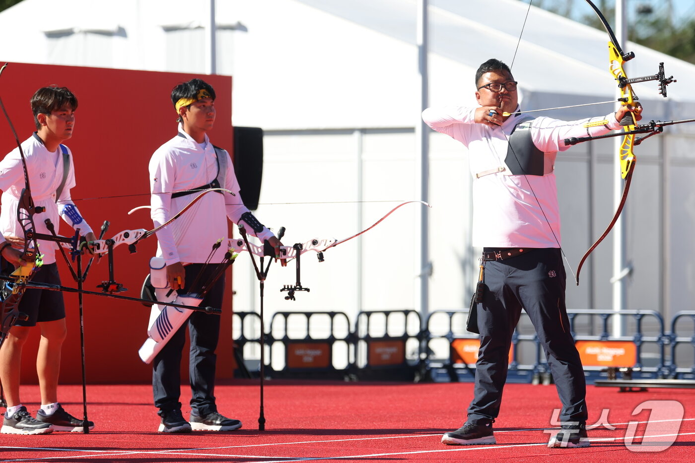 본문 이미지 - 대한민국 김우진이 2일 일본 오카자키 중앙종합공원 다목적광장에서 열린 2026 아이치·나고야 아시안게임 양궁 리커브 남자 단체전 준결승 대한민국과 대만의 경기에서 활시위를 당기고 있다. 2026.10.2 ⓒ 뉴스1 김민지 기자