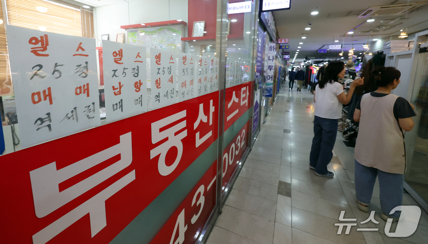(서울=뉴스1) 김명섭 기자 = 서울 아파트값이 역대 최장 상승기록을 '86주'로 갈아치웠다. 한국부동산원이 1일 발표한 9월 넷째주(28일 기준) 전국 주간 아파트가격 동향조사에 …