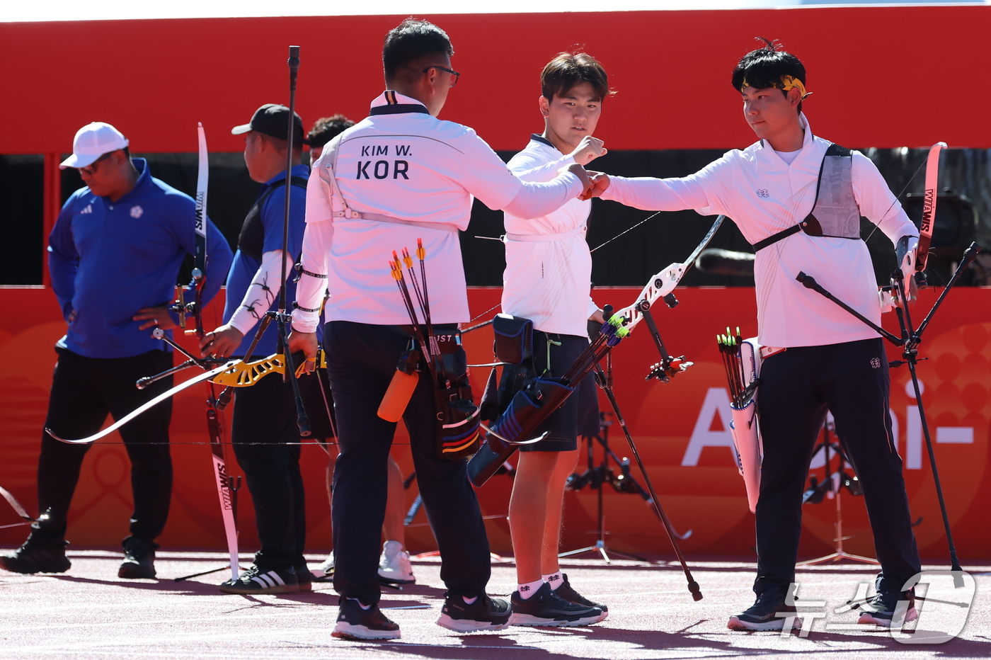 (오카자키=뉴스1) 김민지 기자 = 대한민국 김우진, 이우석, 김제덕이 2일 일본 오카자키 중앙종합공원 다목적광장에서 열린 2026 아이치·나고야 아시안게임 양궁 리커브 남자 단체 …